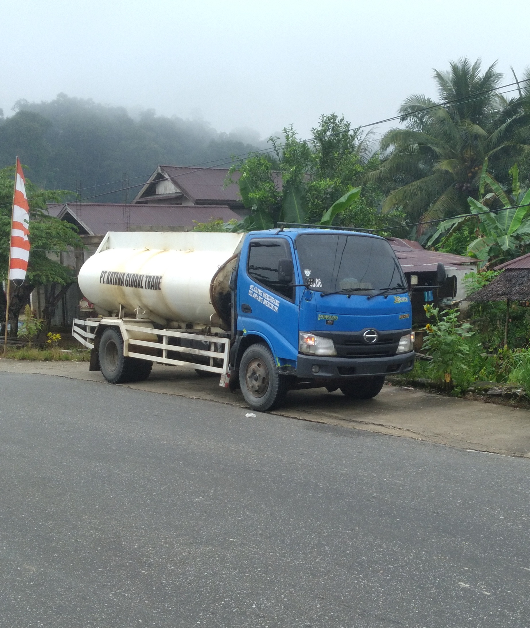 Diduga Mobil Tangki BBM Ilegal Melintas dari Sulsel ke Morowali,di minta POLDA jangan menutup mata.