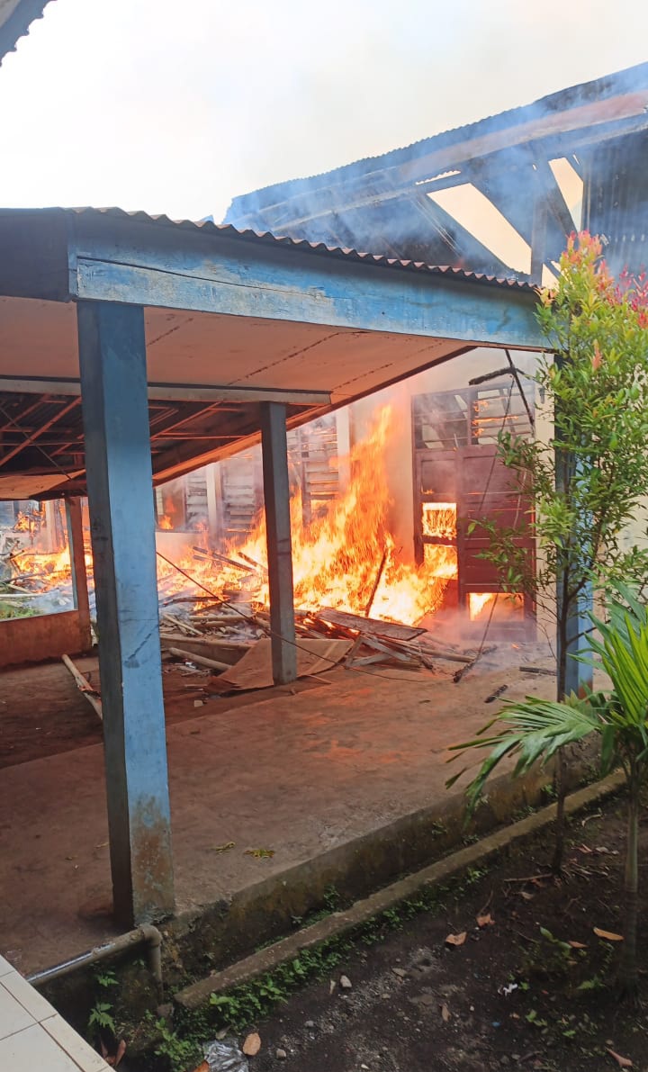 Kebakaran Heboh di SMP 5 Danowudu, Kerugian Capai Ratusan Juta Rupiah.