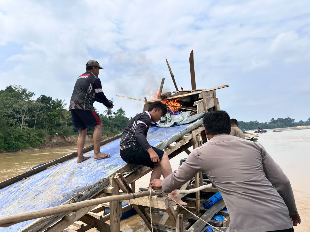 Polsek Cerenti Tertibkan 48 Rakit PETI di Lima Desa, Tegaskan Komitmen Jaga Kelestarian Sungai Kuantan