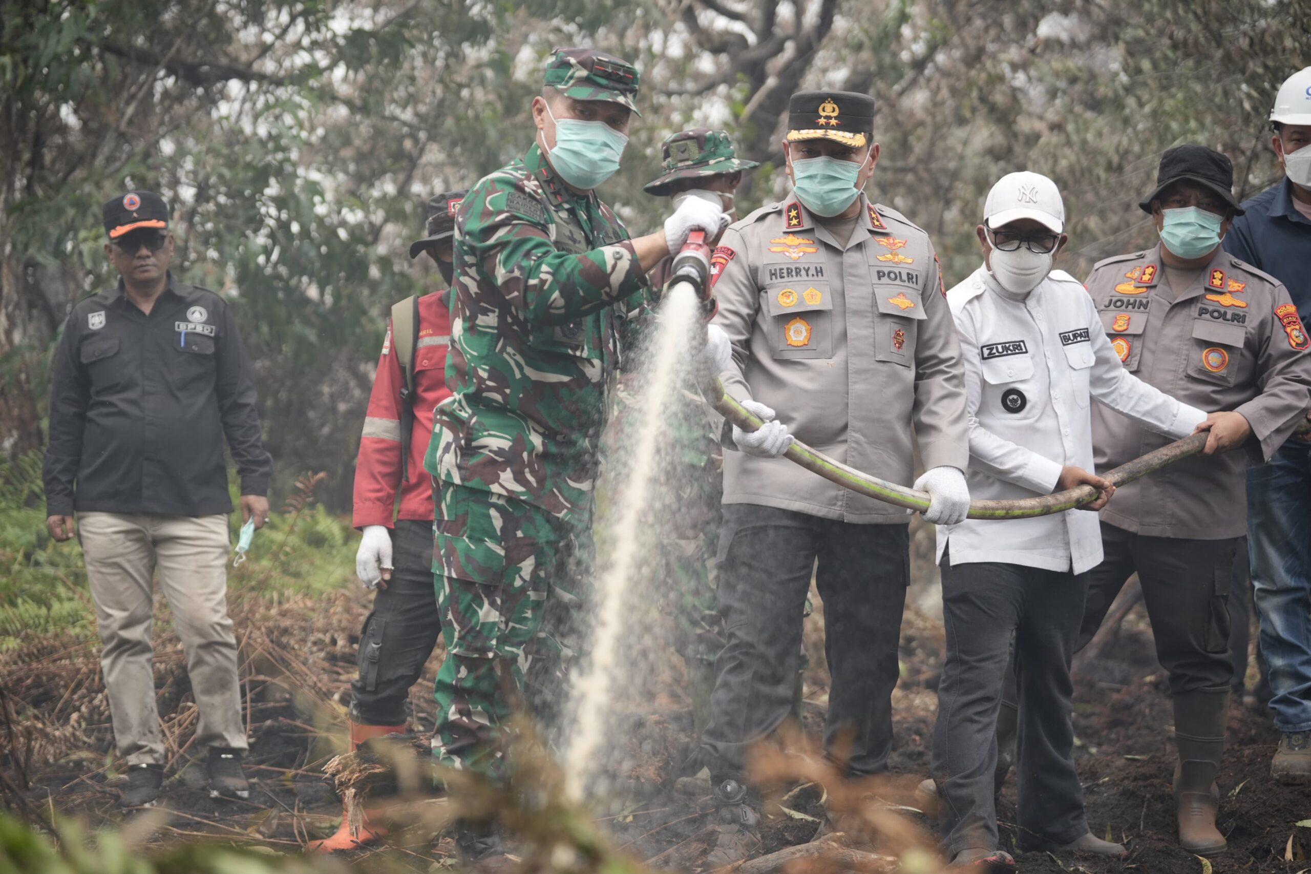 Kapolda Riau dan Pangdam Tuanku Tambusai Patroli Udara Karhutla, Turun Langsung Padamkan Api di Pelalawan